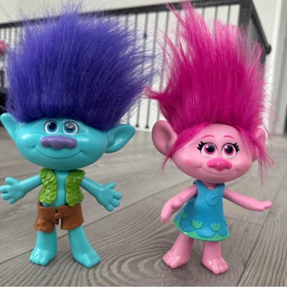 Trolls World Tour Friendship
Pack Dolls 2 piece Set POPPY &
BRANCH 10”